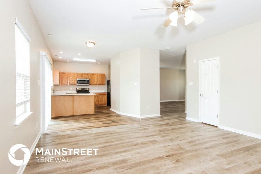 Building Photo - 2060 Hidden Pond Dr