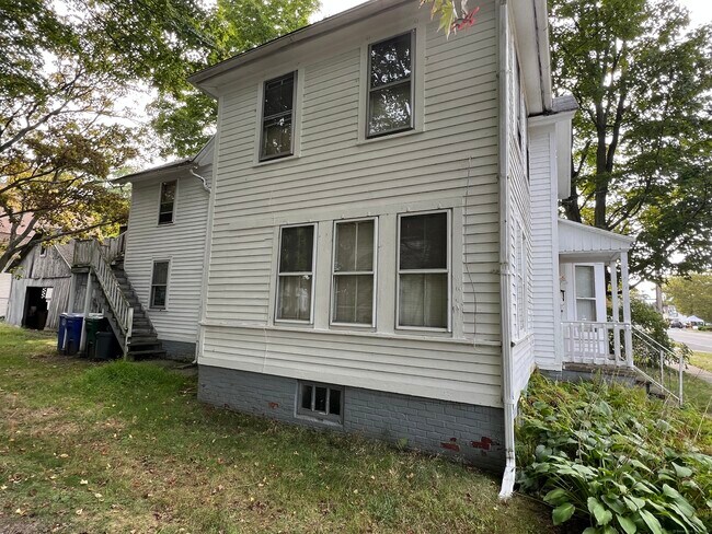 Building Photo - 909 Stratford Ave