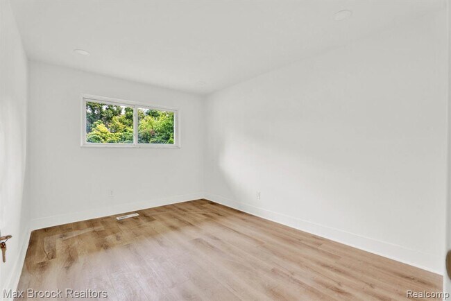 Building Photo - 7011 White Pine Dr