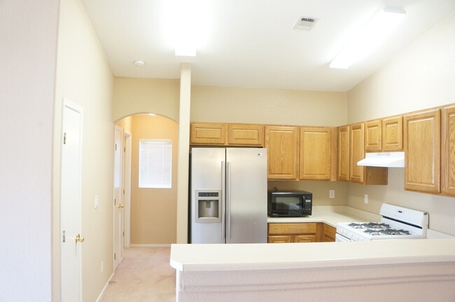 Building Photo - WONDERFUL 2 BEDROOM TOWNHOUSE IN GATED COM...