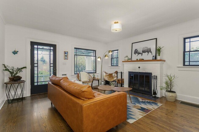 Building Photo - 3 bedroom, 2 bath gorgeous home now available by Mt. Tabor Park in SE Portland!