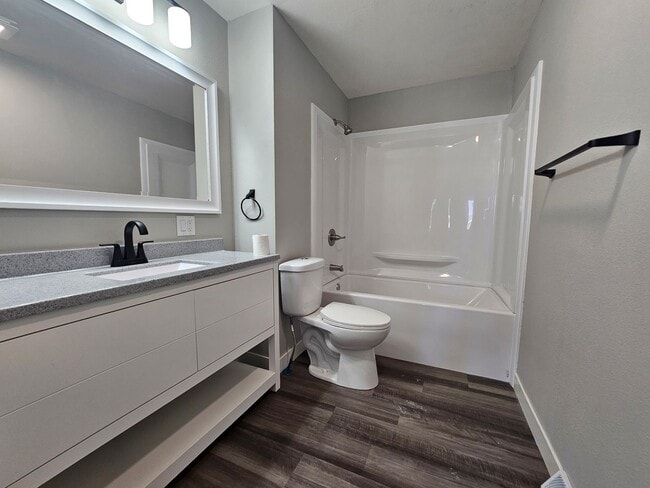 Building Photo - NE 3 bedroom 1 bath with garage near shopp...