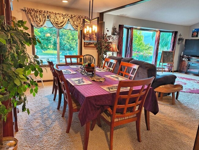 Building Photo - Spacious 4 bed, 2.5 bath with HEATED POOL ...