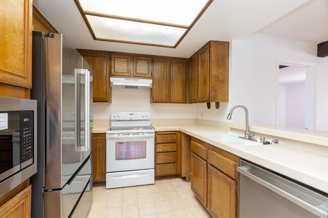 Building Photo - !!! CHARMING 2/2 CONDO WITH 2 CAR GARAGE I...