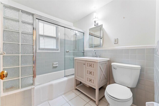 Building Photo - 918 Tequesta St