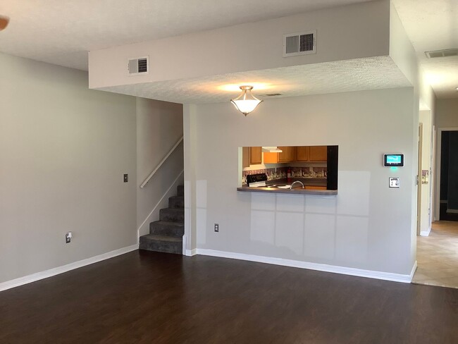 Building Photo - Spacious 3BR/3BA Townhome in PRIME location!!