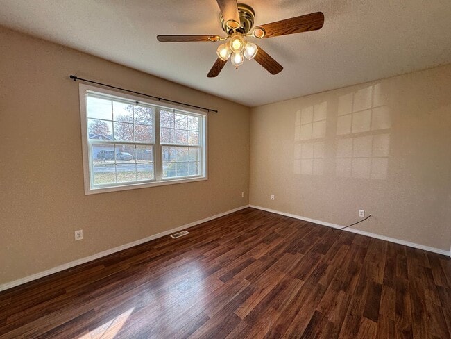 Building Photo - Freshly Painted Beautiful 3 Bedroom, 2 Bat...