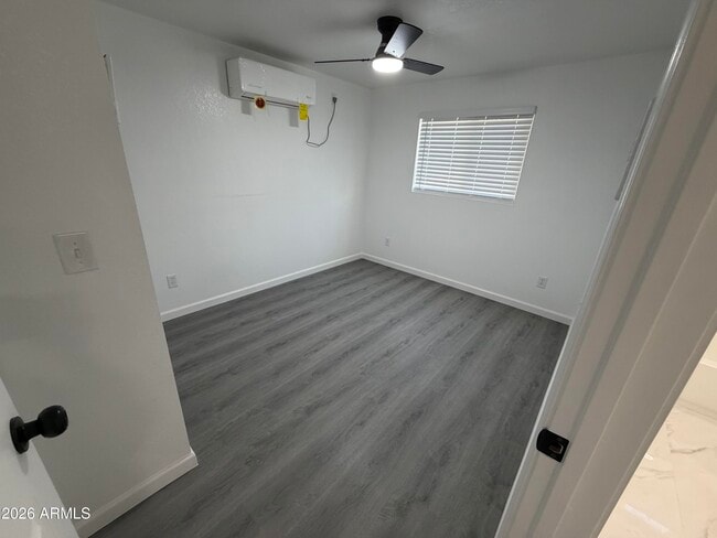 Building Photo - 615 E Oak St