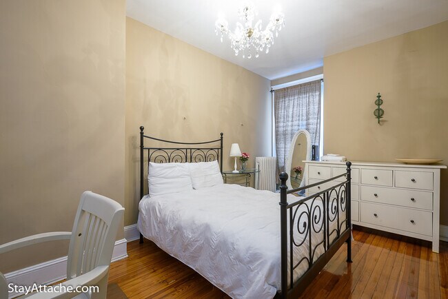 Building Photo - 1737 Swann
