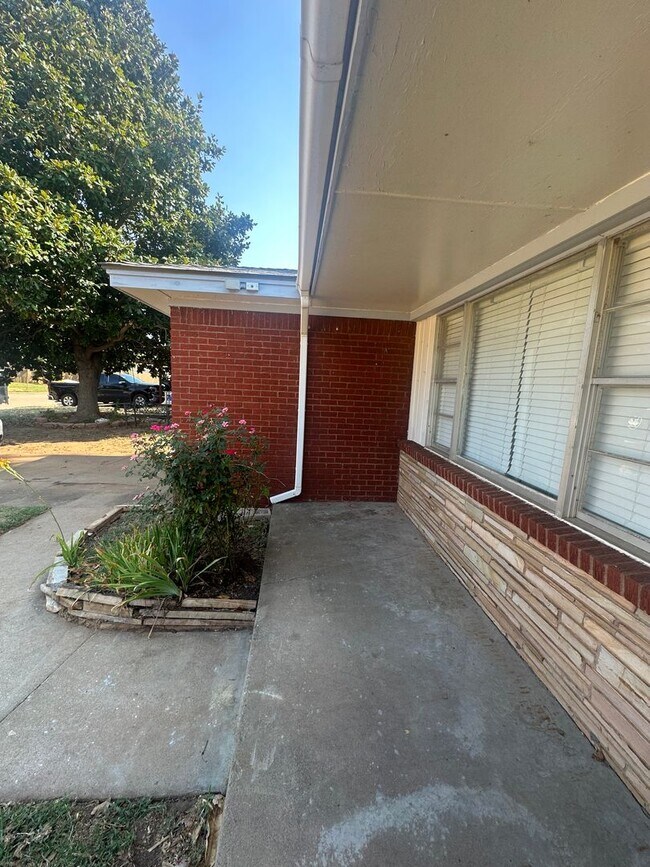 Building Photo - 2524 Eagle Dr