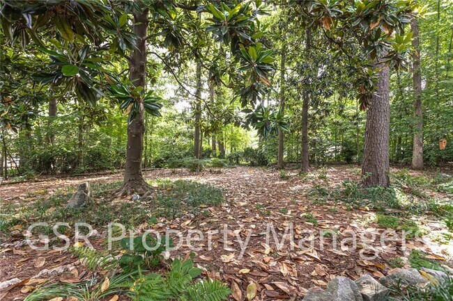 Building Photo - 2026 N Akin Dr NE