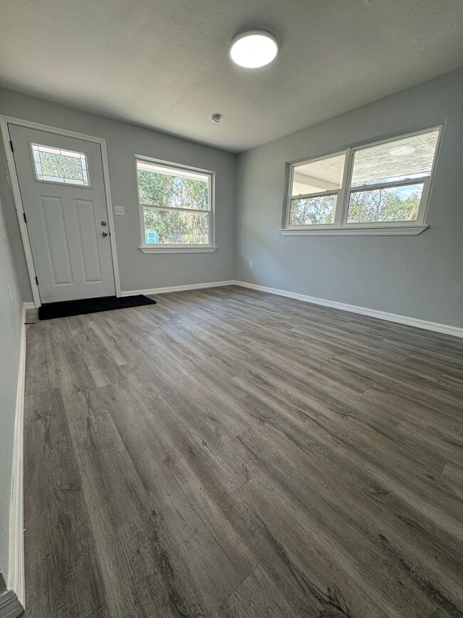 Building Photo - GORGEOUS 3BR/1BA Block Home! NO APPLICATIO...