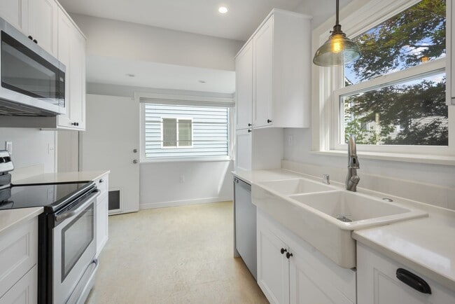 Building Photo - Charming 1906 Craftsman in Fremont — 3 Beds, Walk to Shops & Parks