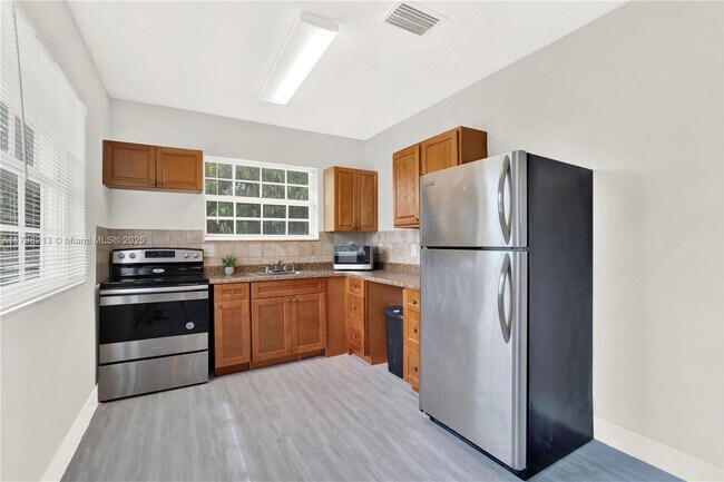 Building Photo - 10410 NW 28th Ave