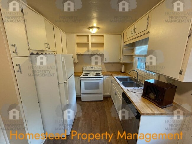 Building Photo - CHECK OUT THIS HUGE YARD!