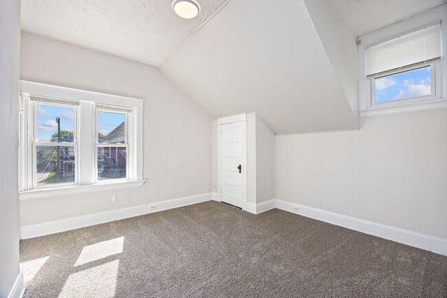 Building Photo - Evanston- Charming 3 bedroom 1 Bath