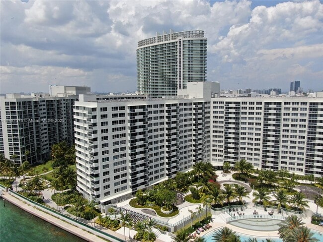 Building Photo - 1500 Bay Rd