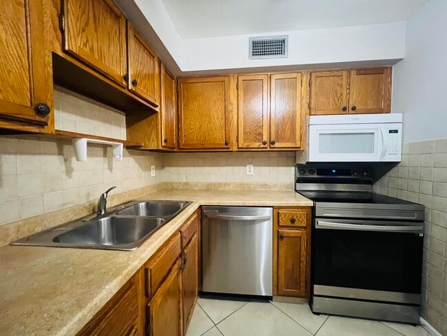 Building Photo - 9875 Pineapple Tree Dr