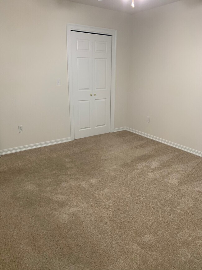 Building Photo - 9595 Villas Dr