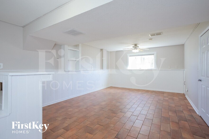 Building Photo - 11512 N Windsor Ave