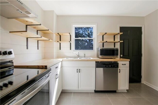 Building Photo - 551 Valley Hill Rd SE