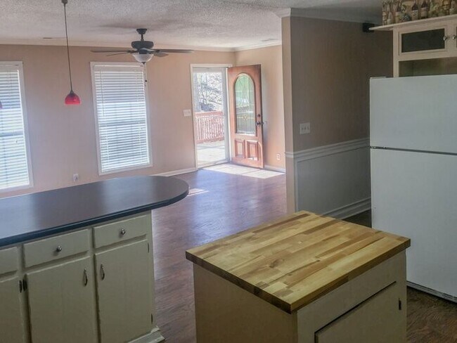Building Photo - 620 Pine Oaks Dr