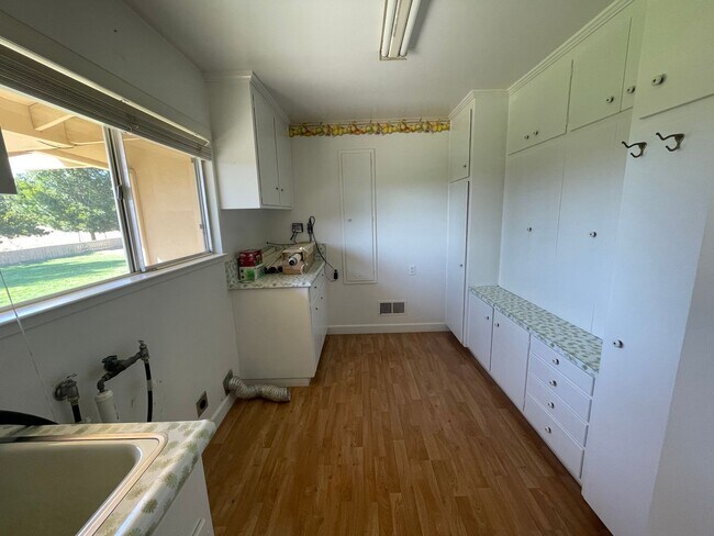 Building Photo - Custom home located next to Oakdale Country Club!