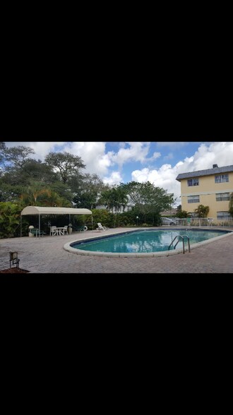 Building Photo - 4300 Sheridan St