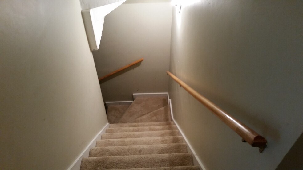 Building Photo - 8 Rosewood Ln