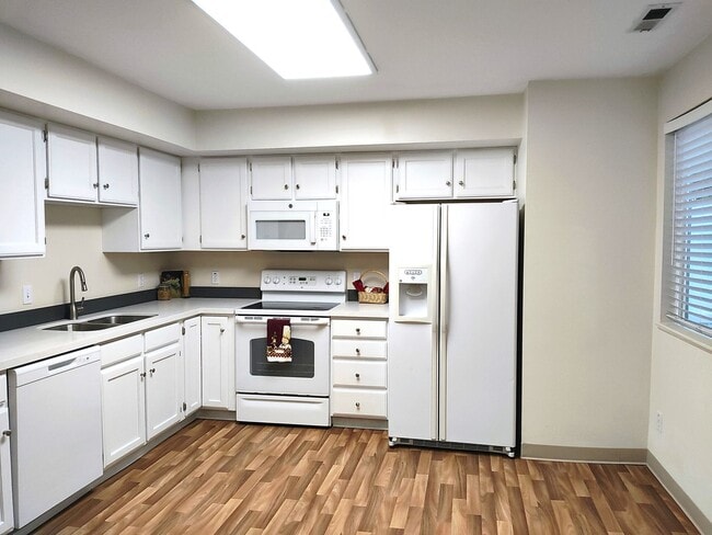 Building Photo - Great 3 Bd 2.5 Bath Townhome