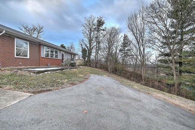 Building Photo - 108 Cottonwood Dr