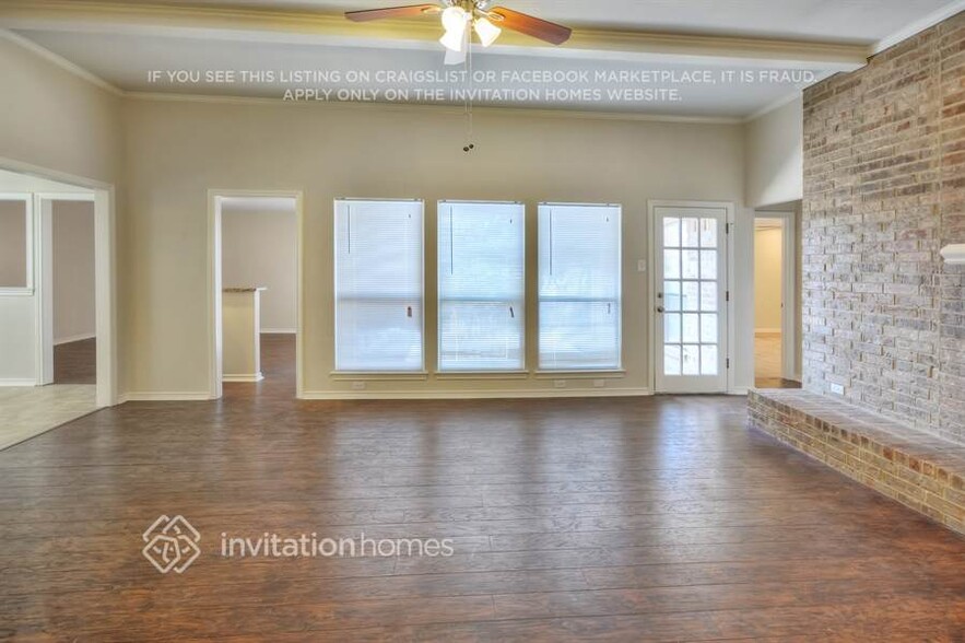 Building Photo - 1711 St James Dr