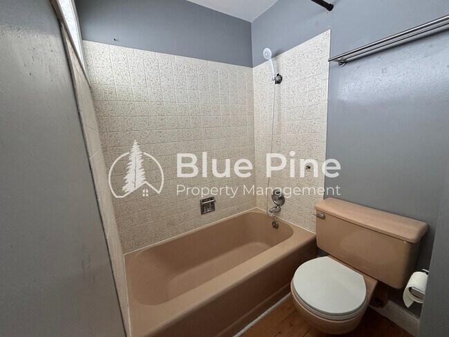 Building Photo - 320 W 1st S