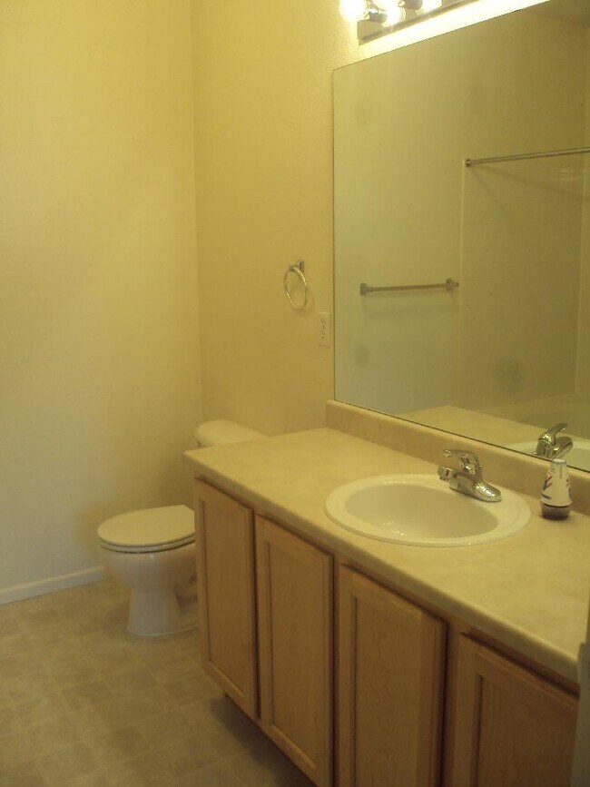 Building Photo - 2BR/2BA Condo + W/D + Pool+GYM-AVAIL 8/20