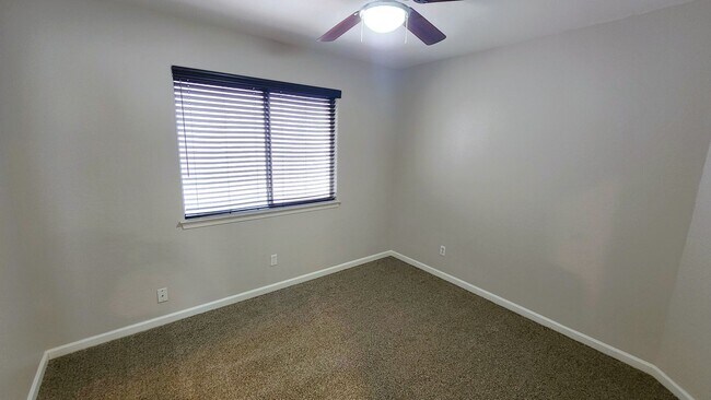Building Photo - 4 Bedroom Home in the Silverhawke Communit...