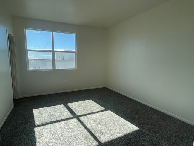 Building Photo - Spacious 4 Bedroom, 3.5 Bathroom Townhome