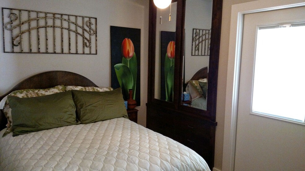 Same bedroom - 1414 3rd St