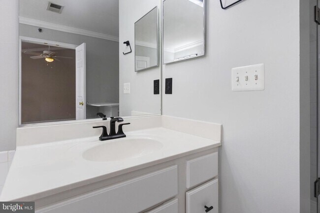 Building Photo - 434 Clayton Ln