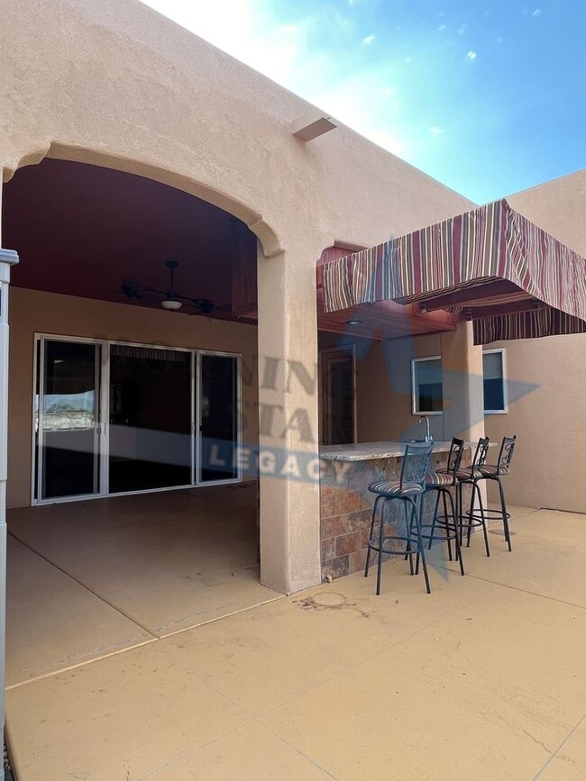 Building Photo - Spacious 3Bd/3Bth in gated community!