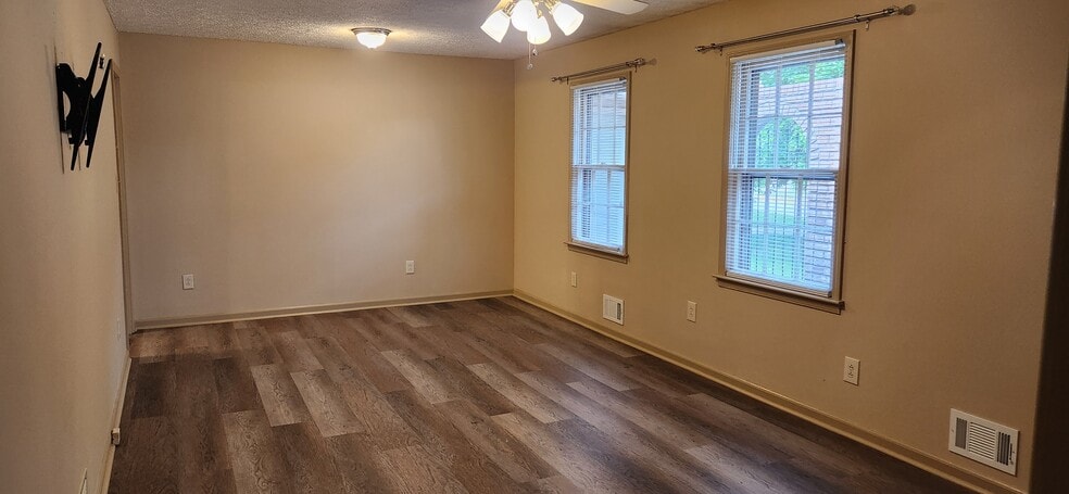 Living room with entrance to front porch - 5787 Lorraine Dr