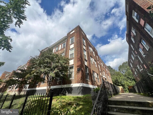 Primary Photo - Newly Available Three Bedroom Condo in Col...
