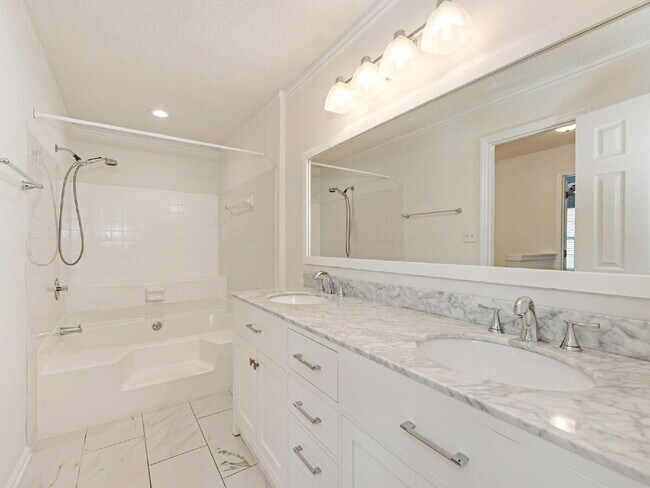 Building Photo - Updated 3 BR unit in the heart of South Park