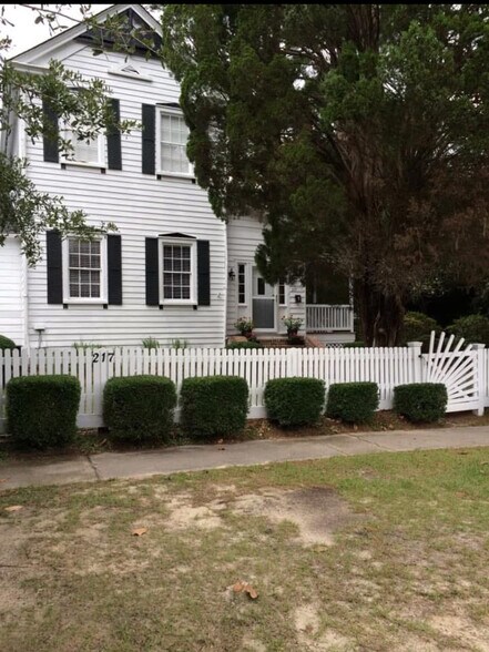 Building Photo - 217 E Richardson Ave