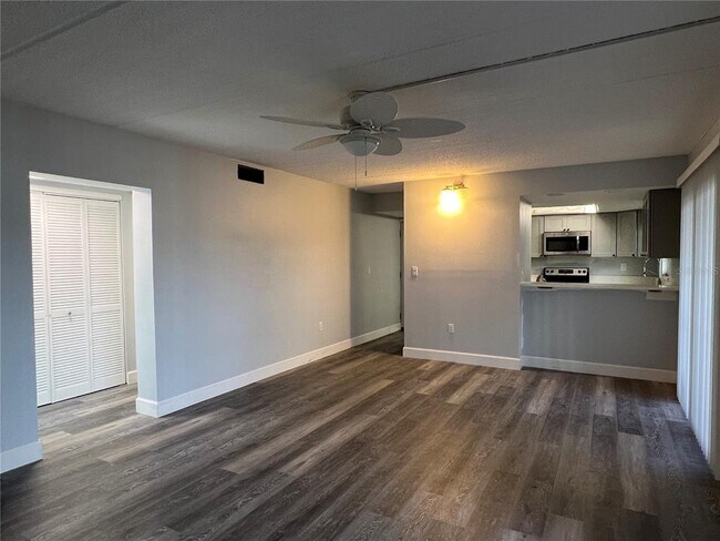 Building Photo - 8825 Bay Pointe Dr