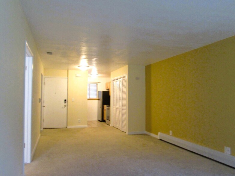 Building Photo - 3150 Lakeside Dr