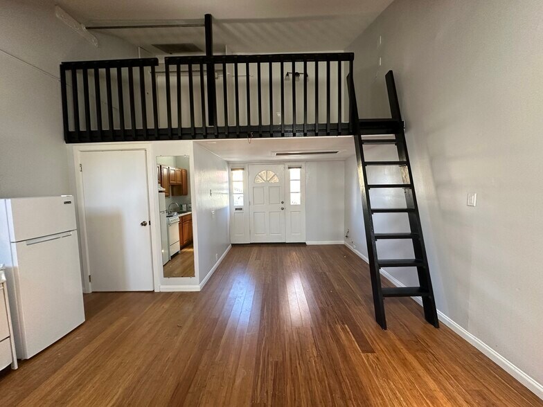 Building Photo - 3200 Encinal Ave