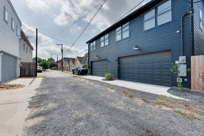 Building Photo - 425 W 21st St