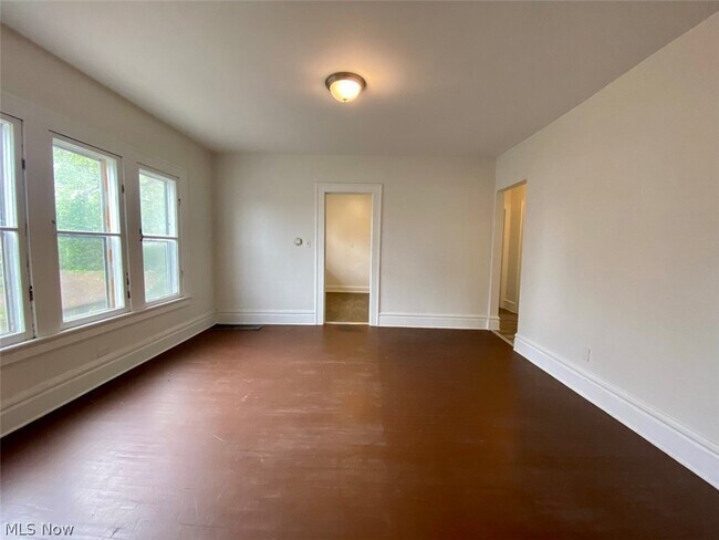 Building Photo - 400 Cloverdale Ave