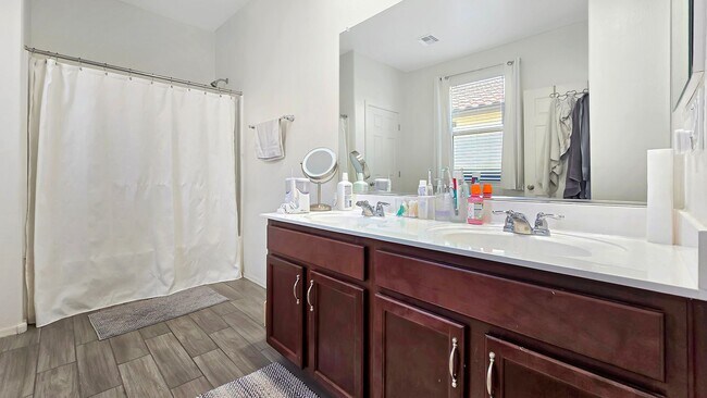 Building Photo - Beautiful and Spacious Cortana at Desert Oasis Home!! Community Pool!