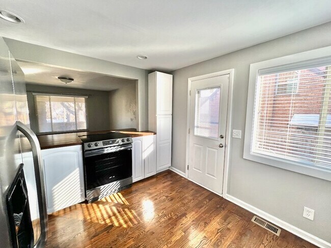 Building Photo - Immaculate large Kennedy Heights Home!
